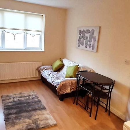 Pinfold Court Apartments Ноусли Экстерьер фото