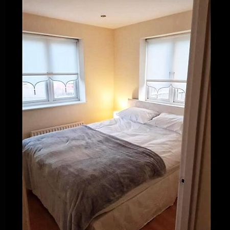 Pinfold Court Apartments Ноусли Экстерьер фото